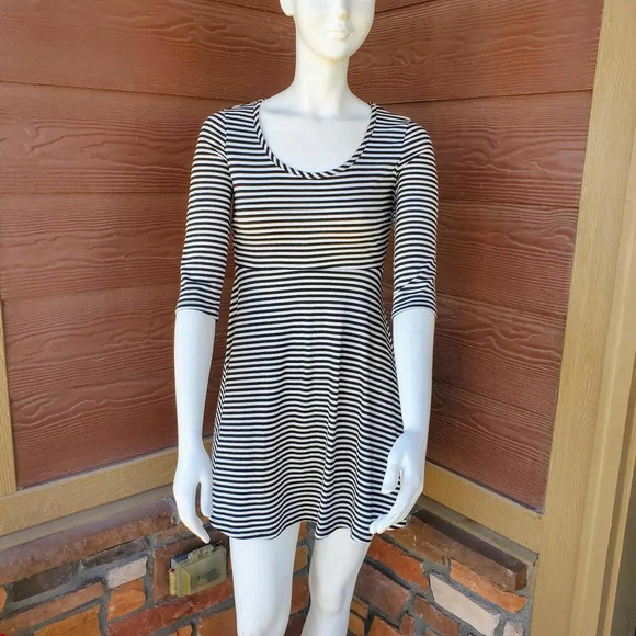 Xhilaration Dresses & Skirts - Xhilaration Black and White Striped 3/4 Sleeve Mini Dress Size Small EUC